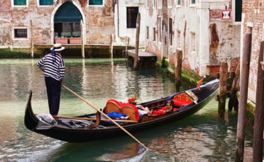 Знаменитая венецианская гондола